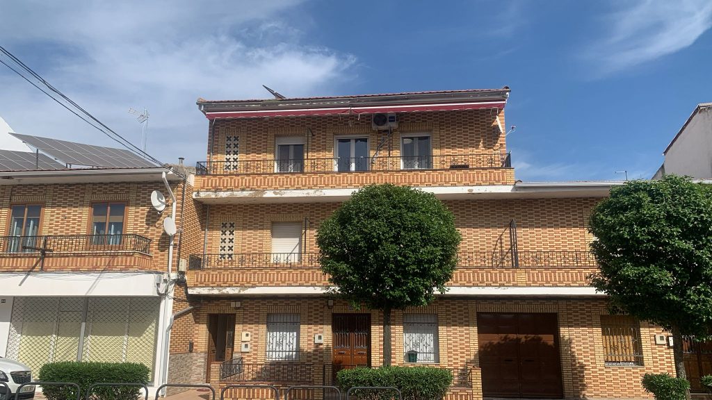 Amplio piso con placas solares en venta en Vía del Calatraveño – El Viso (Córdoba) Se vende magnífica vivienda de 142 m², ubicada en la tranquila zona de El Viso, Córdoba. La vivienda combina amplitud y confort, además de contar con un sistema de placas solares, que optimiza el consumo energético. La vivienda se distribuye en: 4 habitaciones dobles, ideales para toda la familia Amplio salón-comedor con acceso a balcón 2 cuartos de baño completos Cocina independiente con despensa Cuarto trastero Terraza delantera y trasera, perfectas para el ocio al aire libre 💰 Precio: 78.000 € No pierdas la oportunidad de adquirir esta vivienda con eficiencia energética. Ubicación excelente, acceso cercano a servicios y un entorno ideal. ¡Contacta para más información!